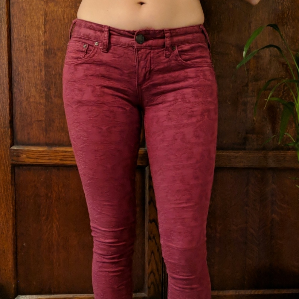 Jeans with textured embroidery